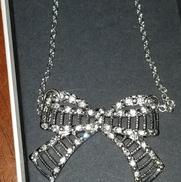 Rhinestone bow necklace. Silver tone - Picture 4 of 4